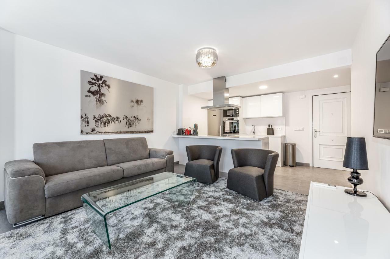 By Riva - Luxurious, Exclusive 2 Bedroom Apt Inside Puerto Banus Marbella Exterior foto